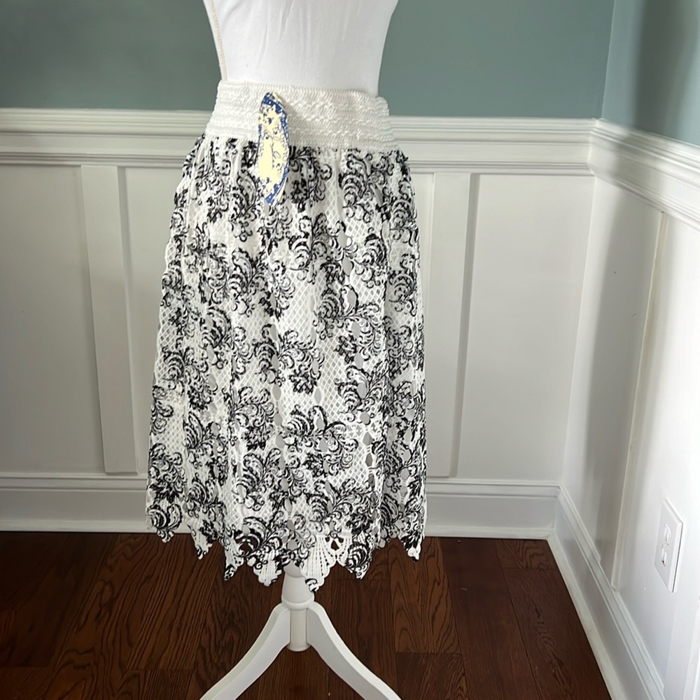 Women’s skirt size M. Black and White. J Gee. NWT.